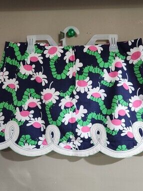 Lilly Pulitzer Navy Blue Tate skirt features a Yum Yum Caterpillar daisy pattern